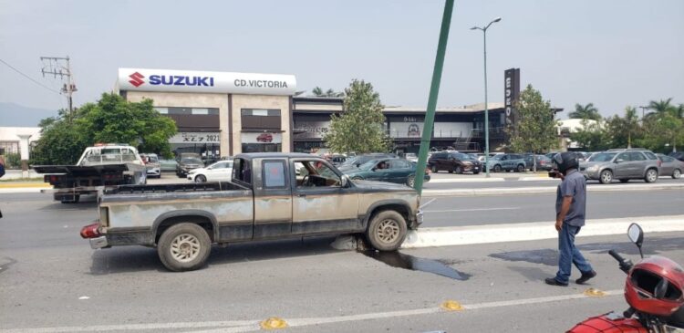 Chofer estrella camioneta con luminaria