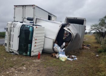 Vuelca camión con víveres en la ruta Victoria-Tampico