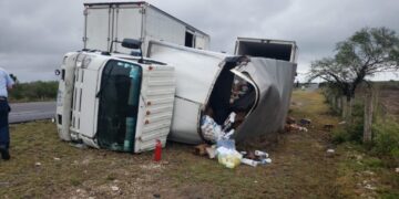 Vuelca camión con víveres en la ruta Victoria-Tampico