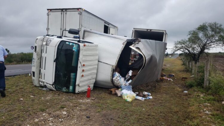 Vuelca camión con víveres en la ruta Victoria-Tampico