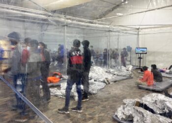 Supervisara Mayorkas avances en centro de detención migratoria en Texas