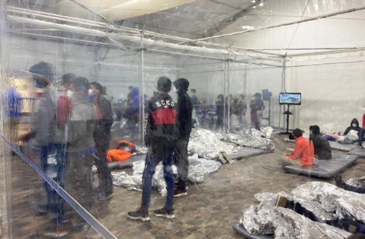 Supervisara Mayorkas avances en centro de detención migratoria en Texas