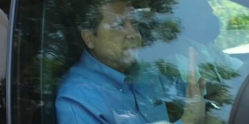 Cabeza de Vaca reaparece, sale de Casa Tamaulipas