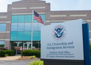 Acelerara gobierno de EU solución de casos migratorios en Cortes de 10 ciudades.