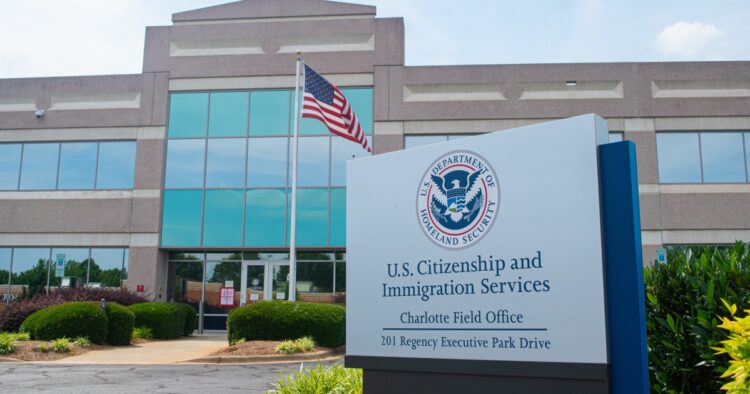 Acelerara gobierno de EU solución de casos migratorios en Cortes de 10 ciudades.