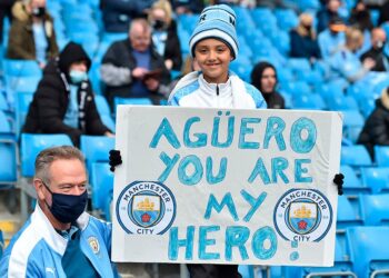 Aficionados del City despiden al Kun Agüero con pancartas