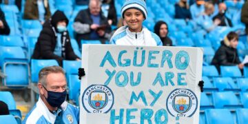 Aficionados del City despiden al Kun Agüero con pancartas