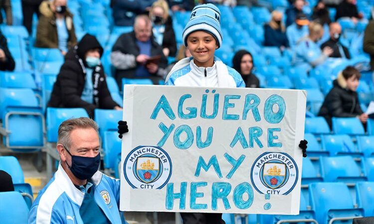 Aficionados del City despiden al Kun Agüero con pancartas