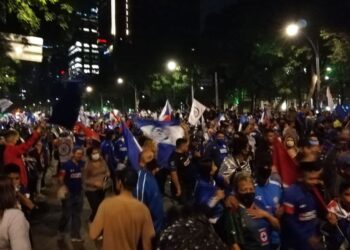 Aficionados del Cruz Azul abarrotan Angel de la Independencia