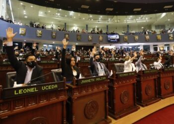 Congreso de El Salvador destituye a magistrados