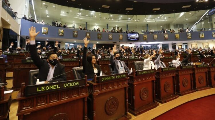 Congreso de El Salvador destituye a magistrados