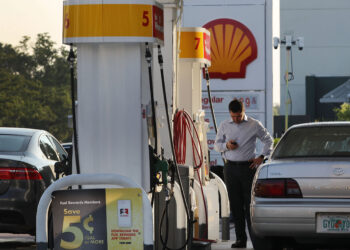 Rebasa precio de gasolina los $3 dólares por galón en EU