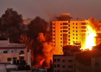 El impacto de cohetes contra edificio en Franja de Gaza