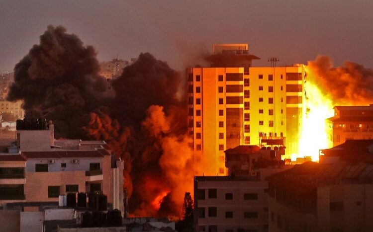El impacto de cohetes contra edificio en Franja de Gaza