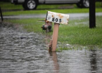 Lluvias dejan inundaciones y a miles sin luz en el Sur de Texas
