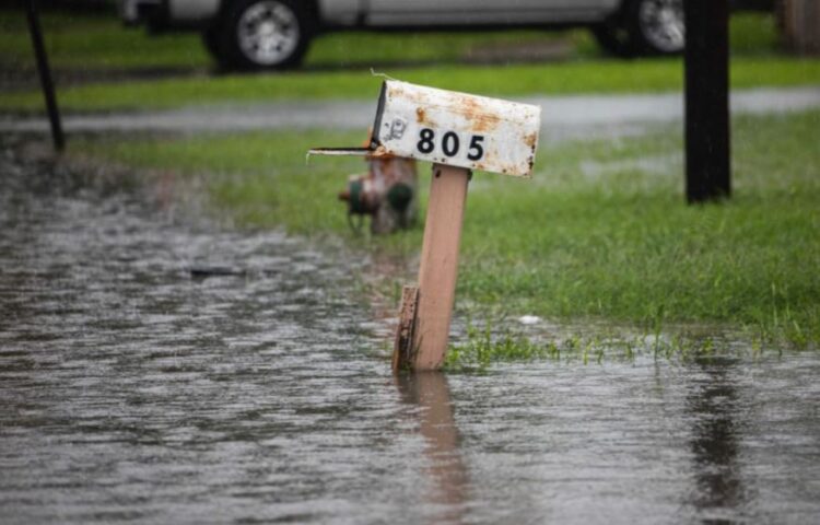 Lluvias dejan inundaciones y a miles sin luz en el Sur de Texas