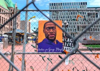 Imputan a cuatro expolicías por violar derechos constitucionales de George Floyd