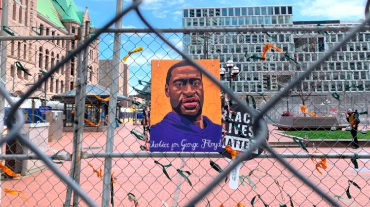 Imputan a cuatro expolicías por violar derechos constitucionales de George Floyd