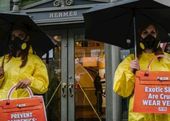 Activistas de PETA protestan afuera de Hermès en Nueva York por uso de pieles exóticas