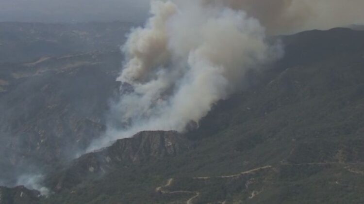 Los Ángeles obliga al desalojo de más de mil personas a causa de incendio