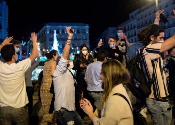 Regresan las fiestas en España con fin del estado de alarma por COVID