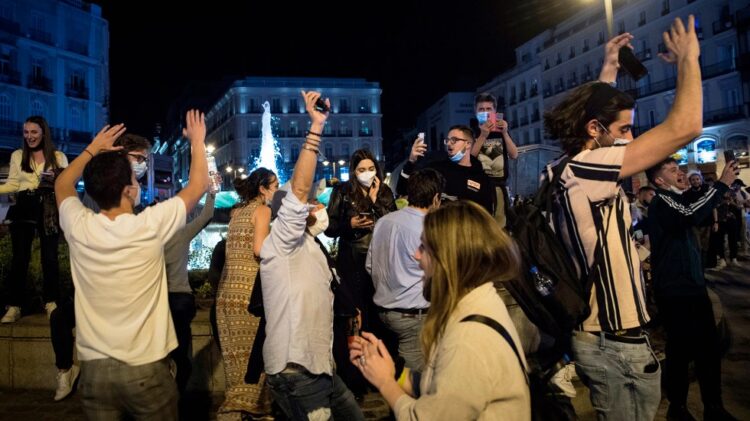 Regresan las fiestas en España con fin del estado de alarma por COVID