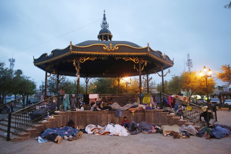 Se incrementa número de migrantes en Reynosa que esperan asilo para entrar a EU