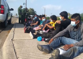 Detienen a 172 migrantes durante redadas en el Sur de Texas