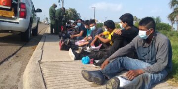Detienen a 172 migrantes durante redadas en el Sur de Texas