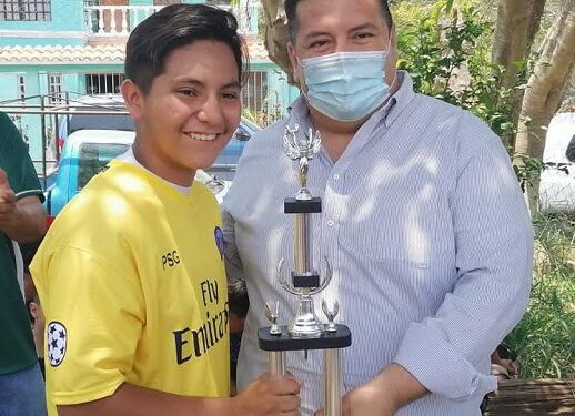 Premian a campeones de fútbol en Casas Blancas
