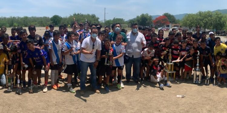 Premian a campeones de fútbol en Casas Blancas