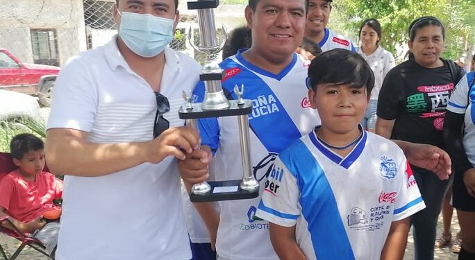 Premian a campeones de fútbol en Casas Blancas