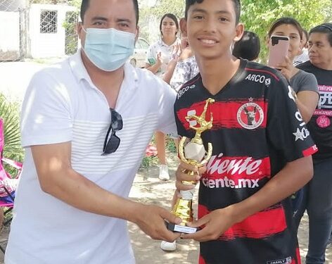 Premian a campeones de fútbol en Casas Blancas
