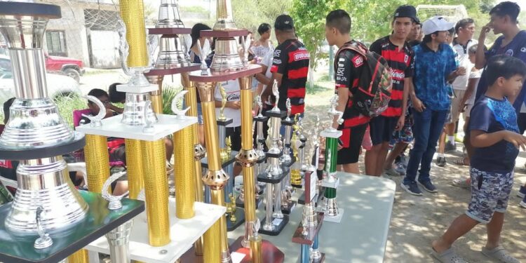 Premian a campeones de fútbol en Casas Blancas