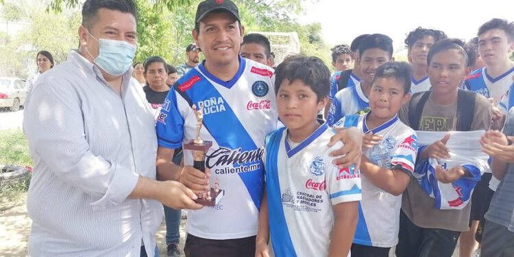 Premian a campeones de fútbol en Casas Blancas
