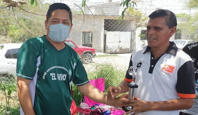 Premian a campeones de fútbol en Casas Blancas