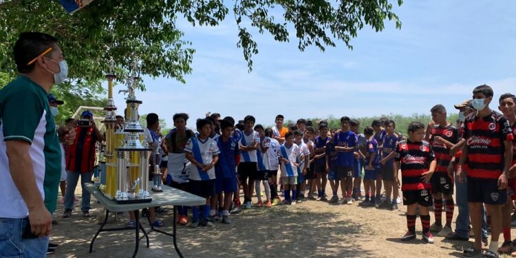 Premian a campeones de fútbol en Casas Blancas