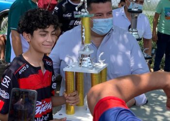 Premian a campeones de fútbol en Casas Blancas 