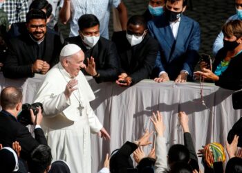 El papa Francisco feliz por volver a estar entre los fieles