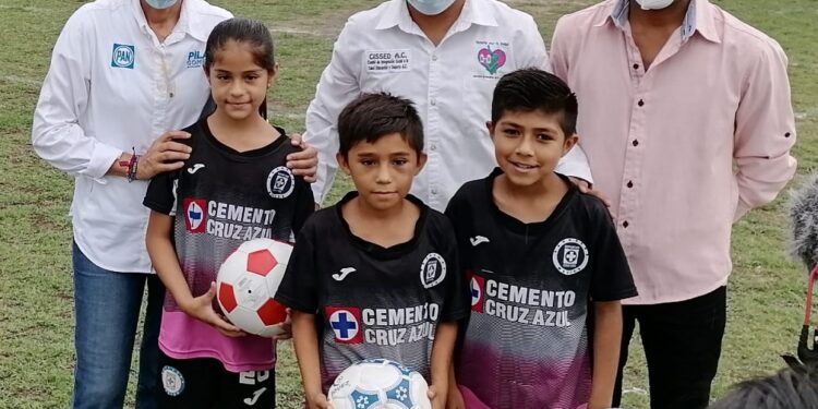 Premia Pilar Gómez a campeonas de fútbol femenil: “Nosotras también”