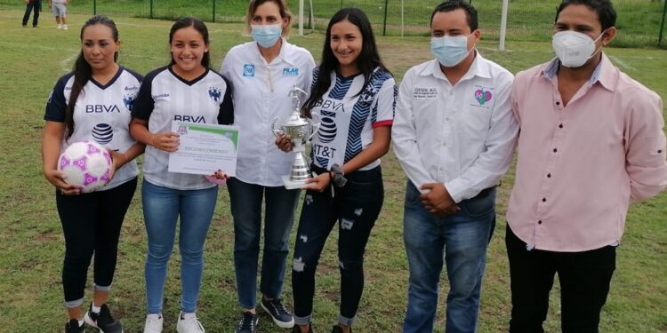 Premia Pilar Gómez a campeonas de fútbol femenil: “Nosotras también”