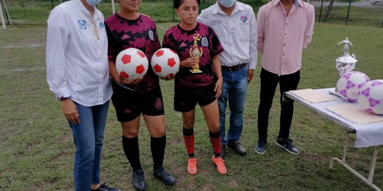 Premia Pilar Gómez a campeonas de fútbol femenil: “Nosotras también”