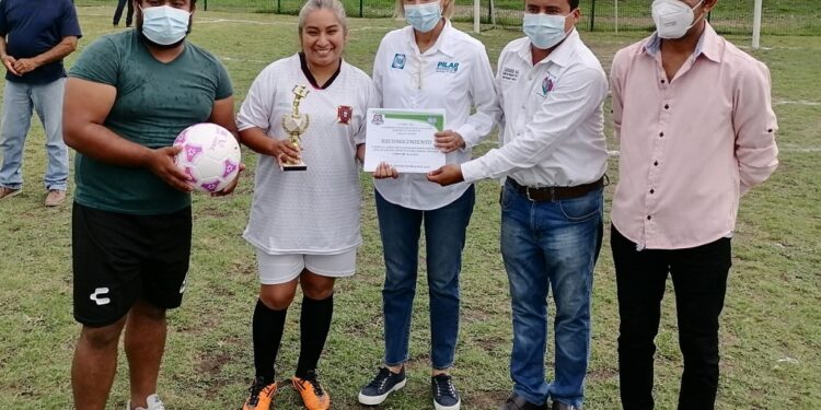 Premia Pilar Gómez a campeonas de fútbol femenil: “Nosotras también”