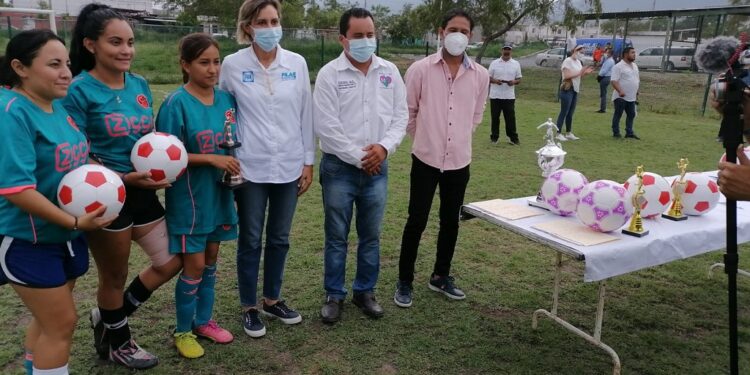 Premia Pilar Gómez a campeonas de fútbol femenil: “Nosotras también”