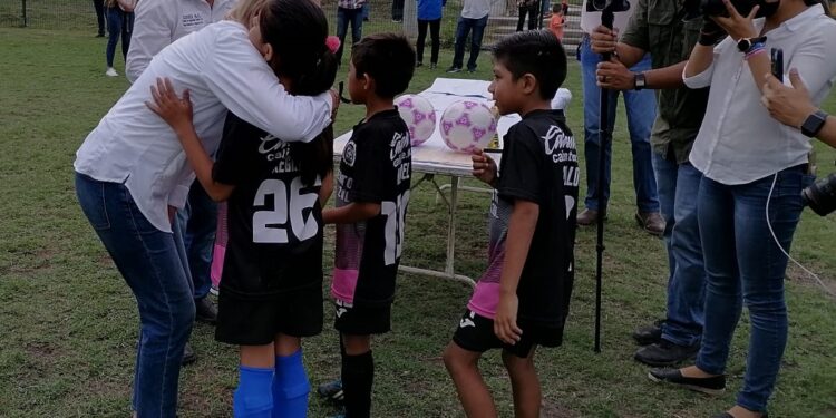 Premia Pilar Gómez a campeonas de fútbol femenil: “Nosotras también”