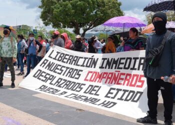 Más de mil familias marchan para exigir justicia por casos Ayotzinapa y Mactumactzá