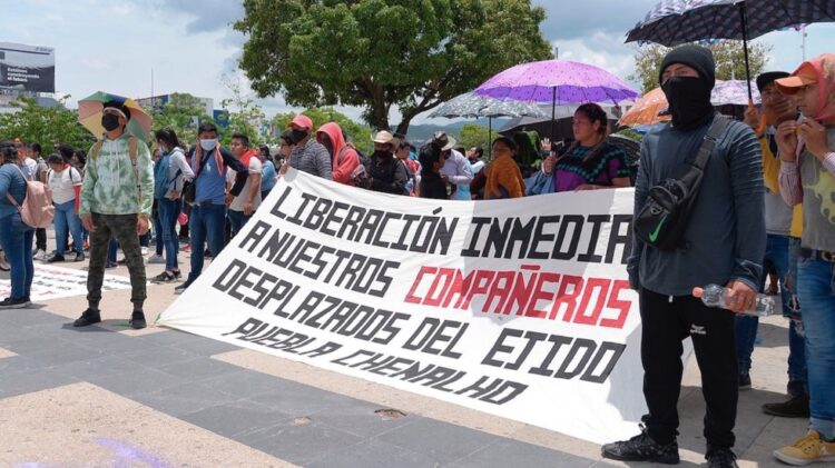 Más de mil familias marchan para exigir justicia por casos Ayotzinapa y Mactumactzá