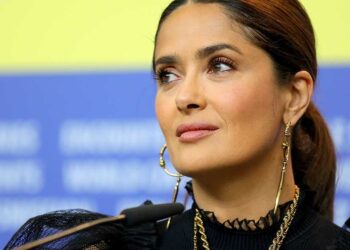 Salma Hayek platica su batalla contra el Covid-19