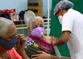 OMS busca llenar la brecha de la vacuna COVID-19 que dejó India