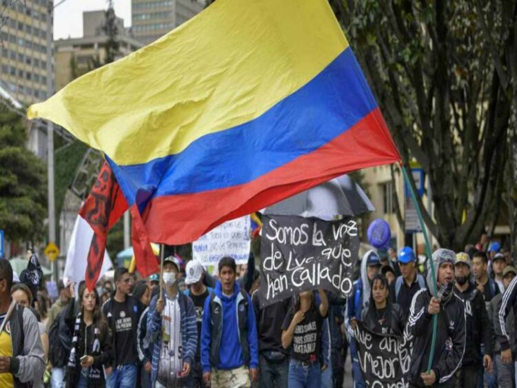 Al menos un muerto y cientos de heridos en protestas contra el Gobierno de Colombia